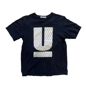 undercover barbed wire logo t-shirt - bra skick. sz 3. tillverkad i Japan.