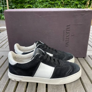 Valentino flycrew  - Hej! Säljer nu dessa sjukt snygga flycrew skor. Skorna är i fint skick!Har ett begränsat antal boxar och dustbag! Hör gärna av dig vid frågor 