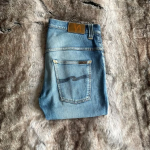 Nudie jeans  - Tja, säljer dessa nudie jeans i modellen Tape Ted. Storlek 32/32. Bra skick med lagade slitningar. Vid fler frågor så är det bara att höra av sig.  