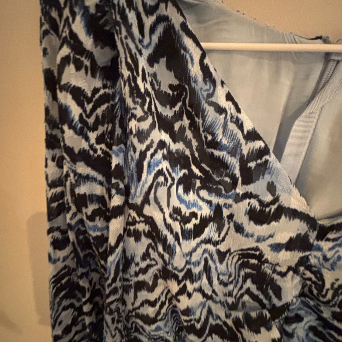 Mönstrad blå klänning från InWear - 1