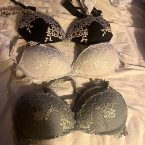 3-pack spetsiga bh-ar från Intimissimi - Säljer tre snygga bh-toppar från Intimissimi i svart, vit och grön. Alla har vadderade kupor och fina spetsdetaljer upptill och på banden.  Är i storlek 70b, alla 3 för priset som står i annonsen 