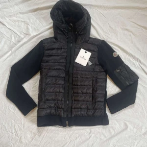Moncler cardigan  - Svart moncler cardigan storlek S