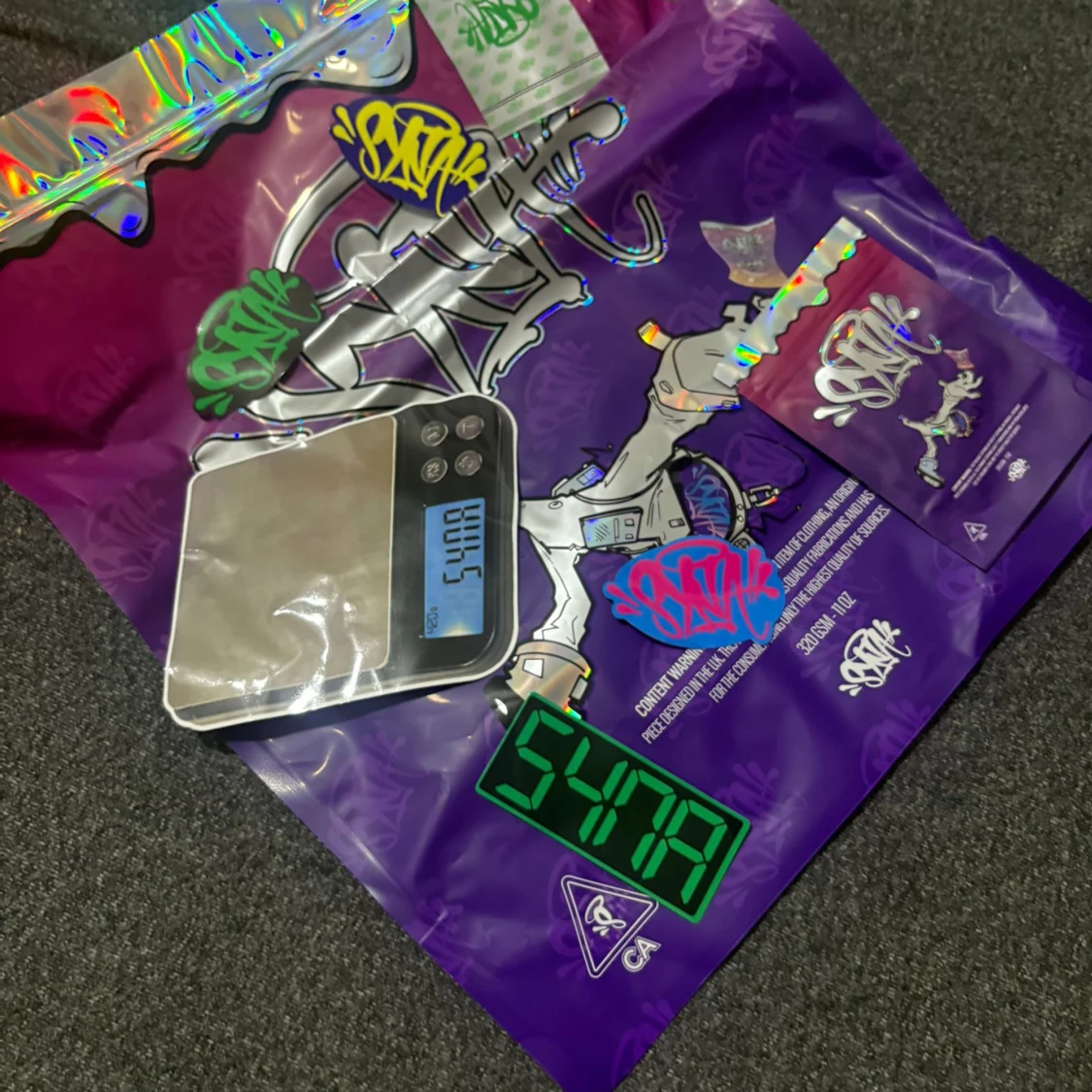 Grå t-shirt med rosa graffiti-print - 3