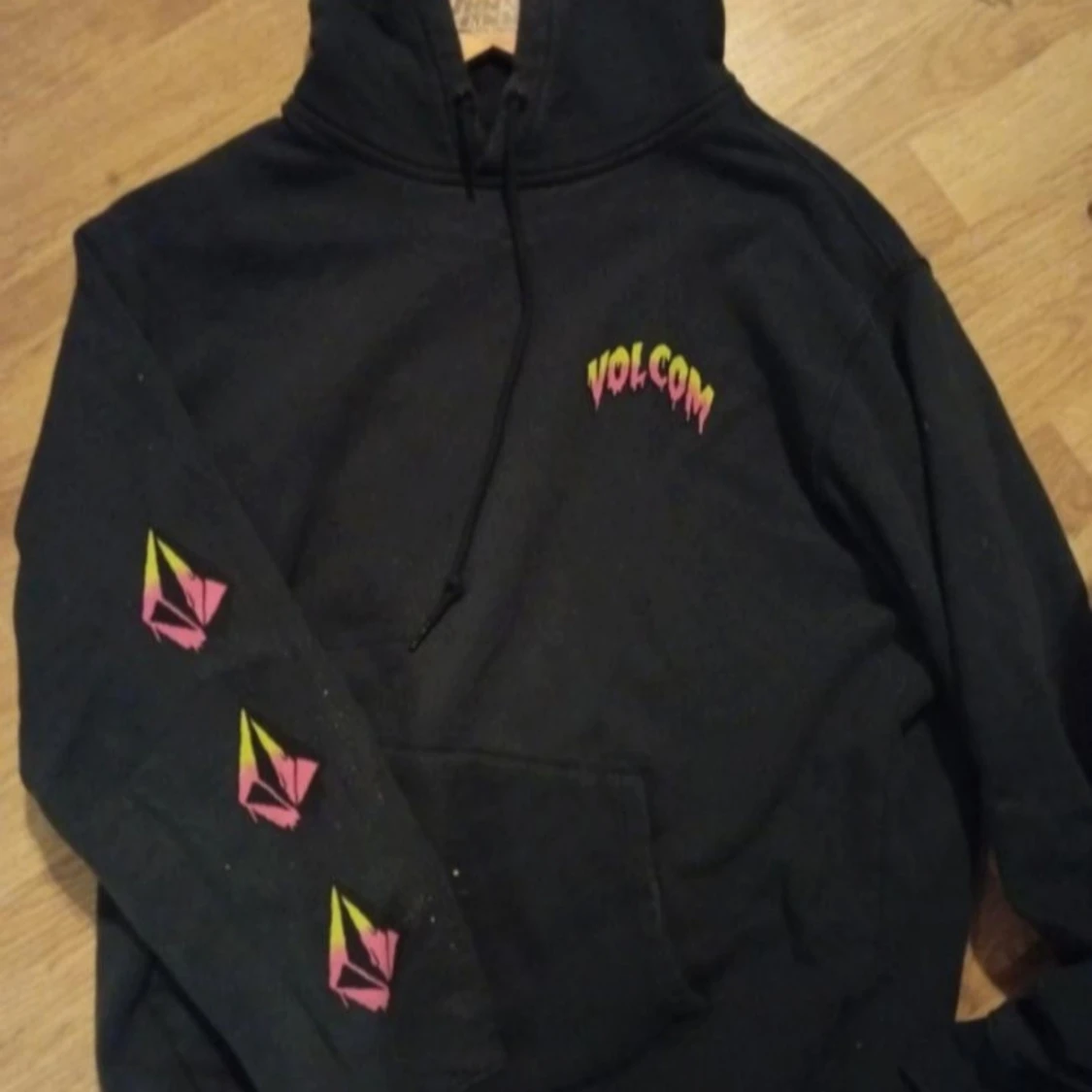 Svart retro Volcom hoodie med neontryck