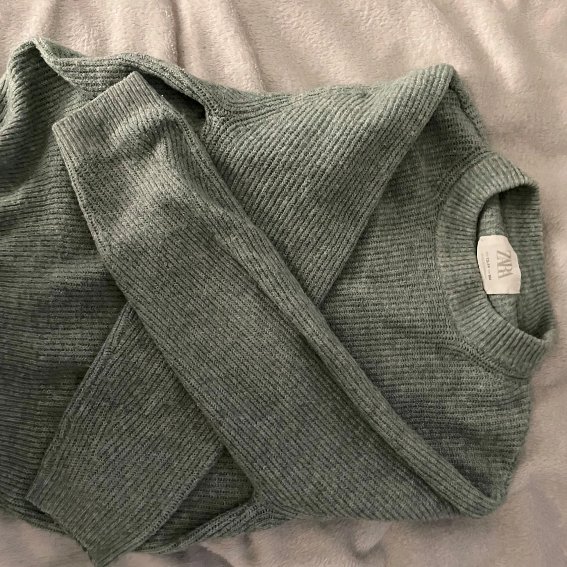 Grön ribbad stickad tröja från Zara