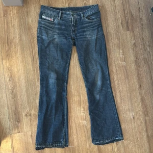 Lowwaist Diesel jeans - Jättesnygga lågmidjade jeans. Köpt second hand, med lite slitningar som syns på bilderna. Slitningen längst ner är på båda benen. Jag tycker inte att de stör något utan bara är en del av looken, hade använt själv om de inte var för små för mig! 