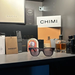 Chimi mörkgrå solglasögon - Snygga solglasögon från Chimi i en mörkgrå färg. Köptes i maj och är använda fåtal gånger. Så dom är i nytt skick ungefär.