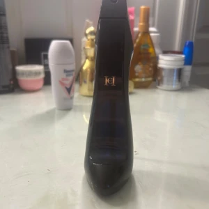 Good Girl parfym Carolina Herrera 50ml  - Säljer denna supergoda parfym då jag tyvärr inte hinner använda den då jag gillar andra parfymer mer, Fick denna i julklapp av min storasyster från kicks och den är knappt använd. Det är en 50 ml flaska och skulle uppskatta att 47 ml är kvar! Se sista bilden för vart sträcket är på flaskan  Nypris är över 900 Kom med bud om priset inte passar 