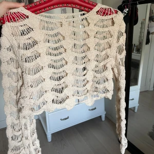 Beige virkad croppad tröja - Superfin beige virkad tröja