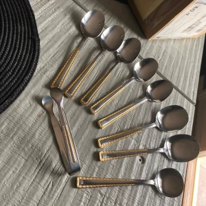 Vintage skedar och sockertång  - 5 vanliga matskedar, och 3 stycken lite större, alla skedar är ca 20 cm långa
