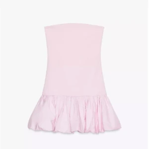 Zara klänning - Slutsåld off shoulder klänning med volang från Zara, prislapp kvar aldrig använd💕