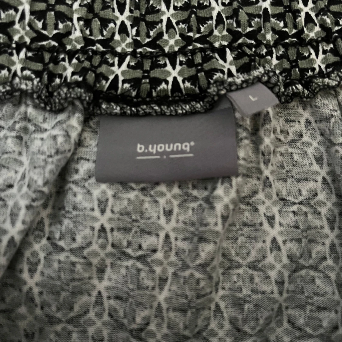 Svartvit långkjol från b.young - 2