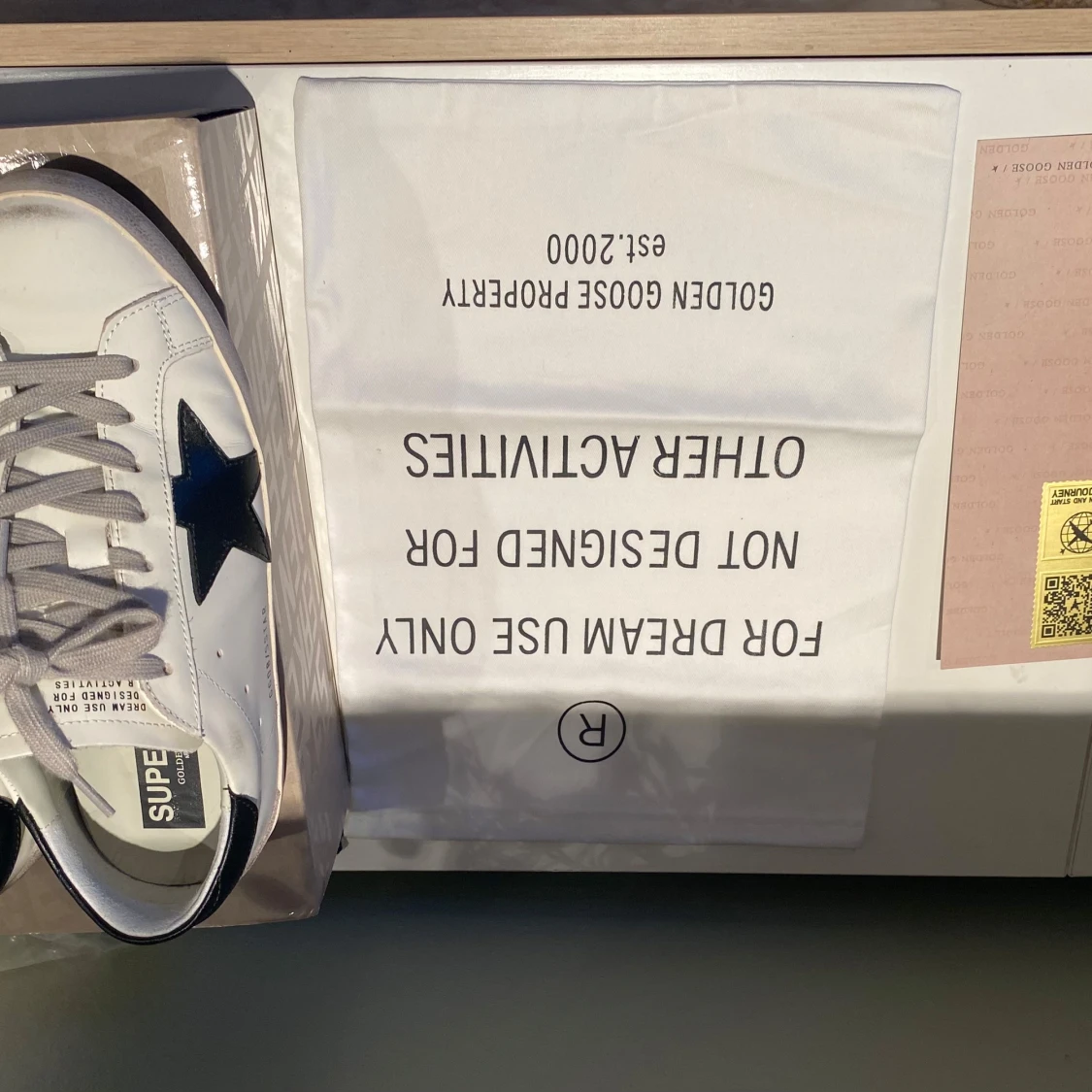 Golden Goose vita sneakers med svart stjärna - 3