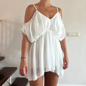 Volang klänning off - shoulder  - Super snygg och populär volang off- shoulder klänning i storlek S,  aldrig använd därav inga defekter och som ny☺️