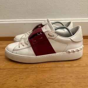 Valentino open sneakers - Säljer nu dessa fina valentino open skor | Storlek 39 | Super fint skick | Kvitto ingår som intygar äktheten | Hör gärna av er vid frågor eller funderingar 