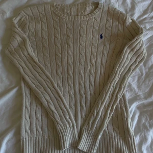 Ralph lauren tröja  - Säljer en stickad Ralph lauren tröja. Den är i storlek xs! Riktigt snygg tröja. 