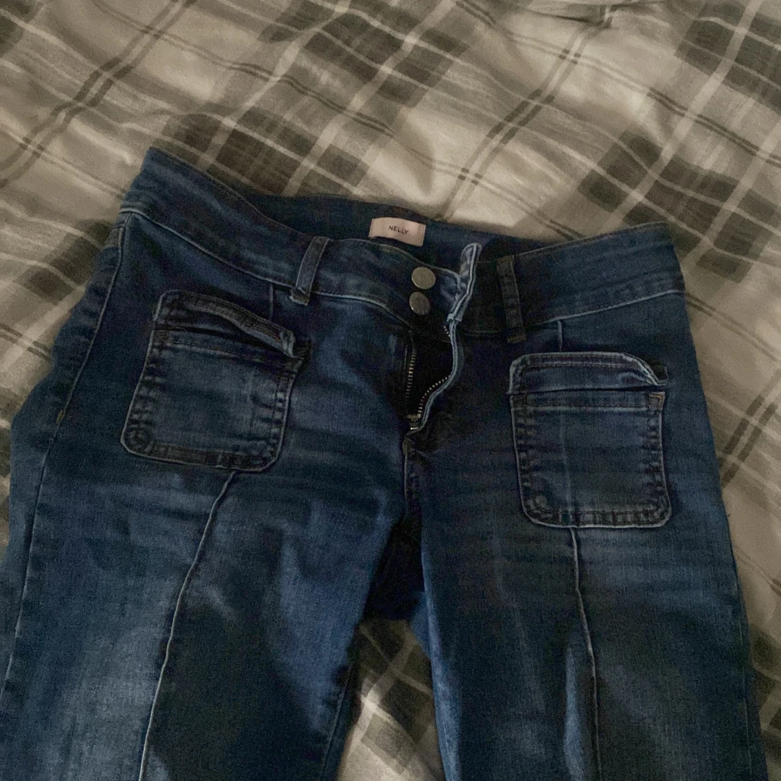 Blå jeans från Nelly med fickdetaljer - 1