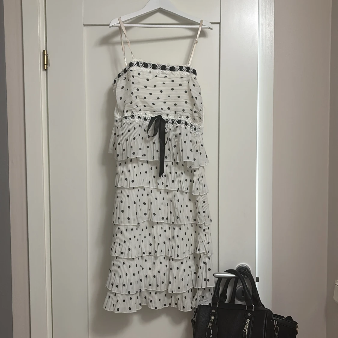 Vit prickig volangklänning med rosett