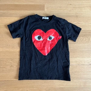 Cdg play t shirt - En riktigt fet cdg play Tisha, perfekt för sommaren, storlek L men sitter som S/M, vid ytterligare frågor är det bara att skriva