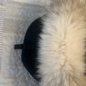 Canada goose Jacka  - Canada goose Chateu skick 9/10.                 Storlek L passar även de som har M har valt att sälja denna varan pga av att har ej användning för den mycket fin jacka använd endast en vinter då jag har valt att sälja denna nu eftersom  min sambo har köpt en ny . Först till kvarn! 