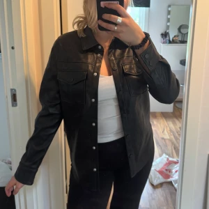 Skinnjacka - Skjortjacka/shacket/skinjacka, supersnygg över en kort klänning