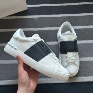 Valentino Open sneakers vit/svart skinn - Säljer skorna för att dom inte passade mig. Pris kan diskuteras. Äkta kan bevisas privat 