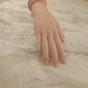 Nagel saker - Säljer en tränings hand för naglar i silikon är i bra skick och funkar bra.  Säljer även ett litet finger för att träna för att göra naglar 