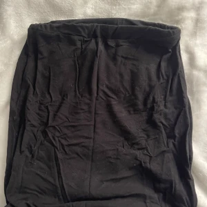 Svart tight kortkjol i bomull - Enkel svart tight kortkjol i mjuk bomull. Kjolen har rak passform och resår i midjan, perfekt att matcha med en crop top eller hoodie. Stilren och basic design som funkar till många olika looks.