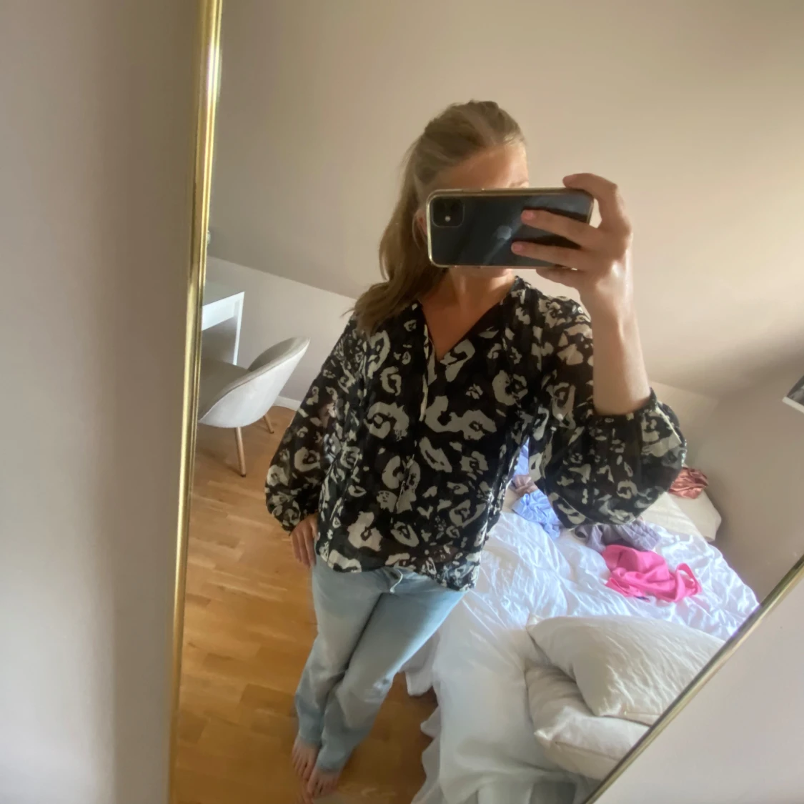 Svart och vit blommig blus