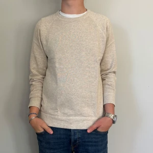 Tröja från east west - Enkel och stilren beige tröja från East West! Storlek M men sitter mer som S skulle jag nog säga. Skick 10/10, använd fåtal gånger! Modellen är 176 och väger 67kg.