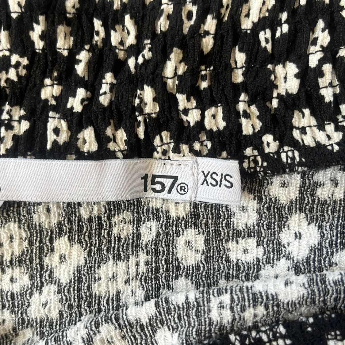 Svart blommig kortkjol från 157 - 1