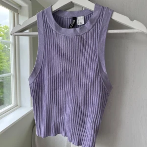 Lila crop top - Fin ljuslila topp från H&M i stretchigt material