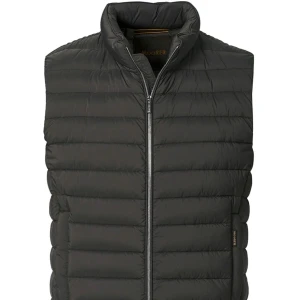  dunväst från MooRER - Snygg  dunväst från MooRER med quiltad design och hög krage. Västen har dragkedja framtill och två sidofickor. Perfekt för lager-på-lager och ger en clean och stilren look. Märkesdetaljer på insidan och vid fickan.