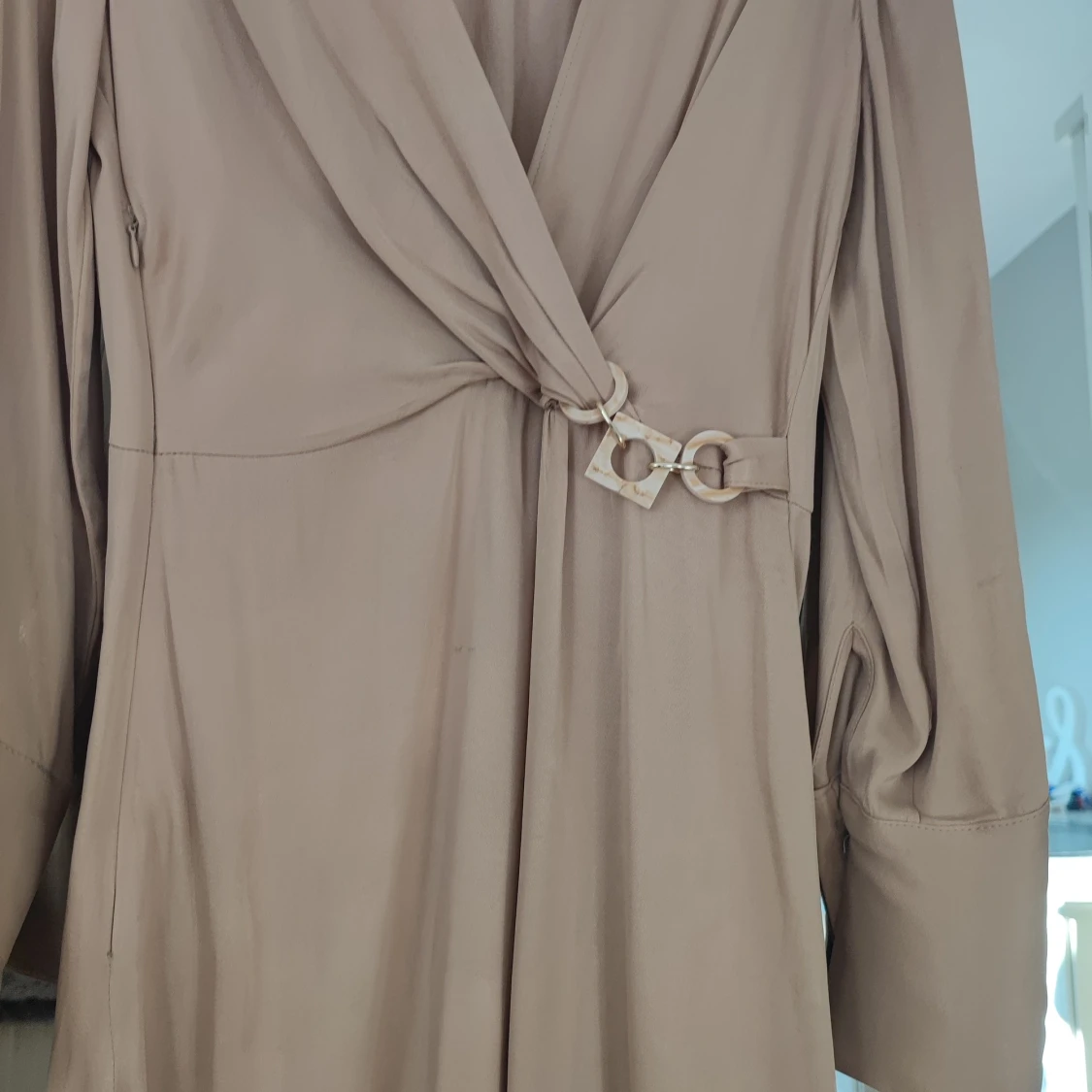 Beige långklänning med omlott och spänne - 3