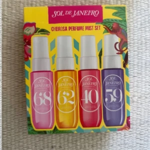 Sol de Janeiro Cheirosa Perfume Mist Set - Färgglatt set med fyra parfymmist från Sol de Janeiro: Cheirosa 68 (rosa), 62 (gul), 40 (röd) och 59 (lila). Varje flaska rymmer 30 ml. Perfekt för dig som vill testa olika dofter och ha med i väskan💕💕ord pris 549kr