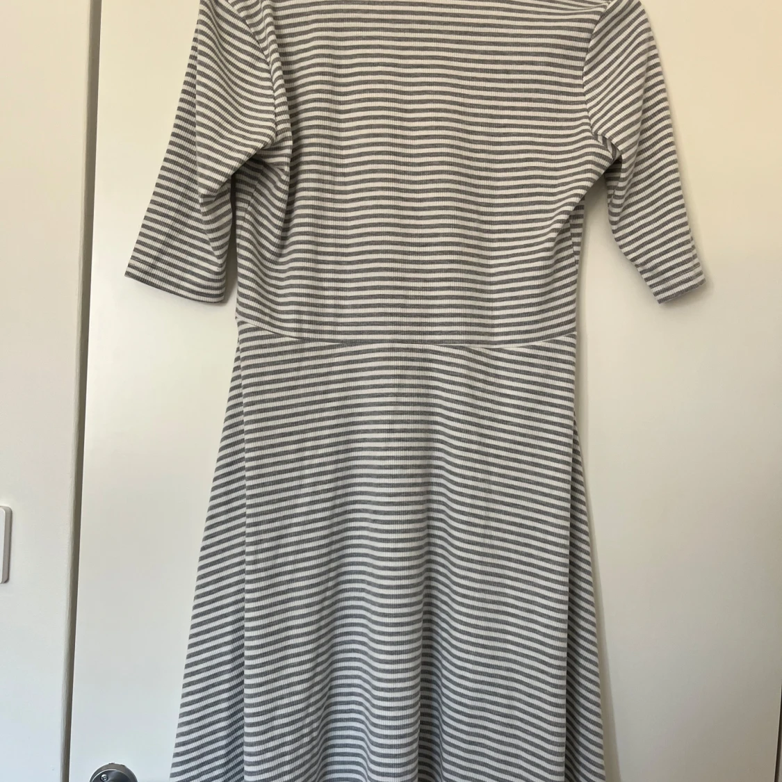 Randig kortklänning med snörning - 1