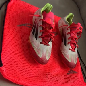 Adidas f50 - Säljer ett par röd/vita adidas f50 som är 42 i storlek anledning är de är för små för mig !!             Ny pris ;3300 , vi kan diskutera om de!
