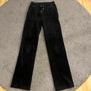 Juicy Couture Byxor ”Del Ray” - Svarta juicy Couture Byxor i perfekt skick ✨  storlek XS passar mig som är 172 cm