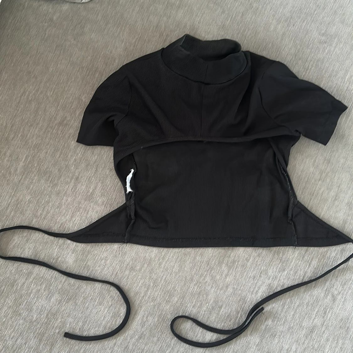 Svart kroppad topp med öppen rygg - 3