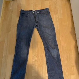 Blå jeans från Acne Jeans - Säljer ett par klassiska blå jeans från Acne Jeans. Använda men i riktigt gott skick. Pris kan diskuteras. 