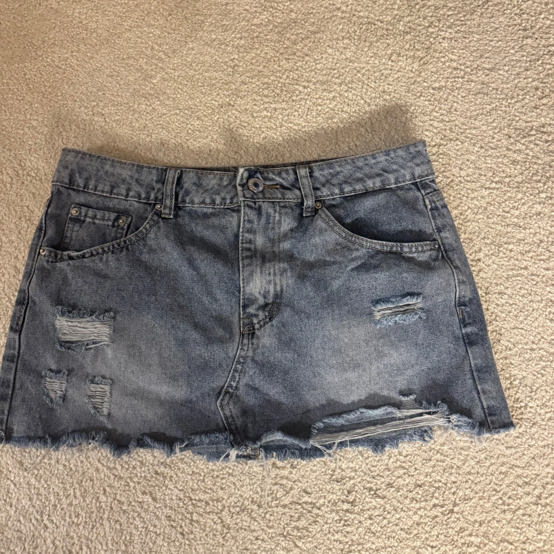 Blå jeanskjol med slitningar - 3