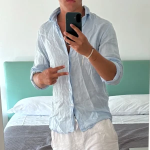 Ljusblå linneskjorta - Snygg ljusblå linneskjorta från Matinique . Helt ny & aldrig använd. Nypris 1799kr. Säljer nu för 700kr. Skriv vid frågor🤝