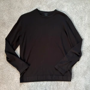 Stickad tröja från Massimo dutti - Säljer en helt ny stickad tröja från massimo dutti i 100% italiensk ull. Nypris 1800kr säljer den för endast 699kr så passa på! Först till kvarn