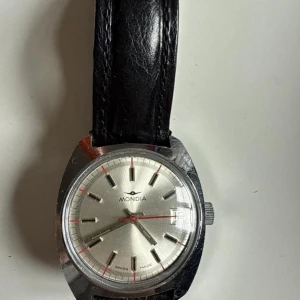 Vintage Mondia-klocka 1960 - Vintage Mondia-klocka 1960 – Manuell uppvridning Skärpet behövs byta ut Pris går att diskutera vid snabb affär   Önskas fler bilder eller finns det några frågetecken så är det bara att skriva👍🏼  OBS FINNS UTE PÅ FLER SIDOR 