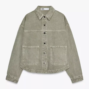 Populär Zara jacka - Säljer den här jackan från zara då den inte kommer till användning. Använd endast ett par gånger. Den är i superbra skick så som ny. Skriv till mig om ni är intresserade🥰🥰