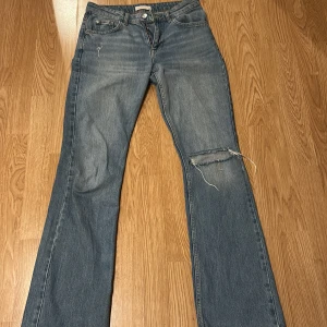 Blå bootcut jeans från Gina tricot  - Säljer Snygga blå bootcut jeans från Gina i storlek 36 då dom inte kommer till användning . Jeansen har klassisk femficksdesign, slitning och hål på ena benet för en trendig look, byxorna passar perfekt i längden inklusive för långa personer då dom går överskorna på mig som är ca 175 lång .  Tillverkade i jeansmaterial med normal passform och dragkedja framtill. Pris e diskuterbart !!!