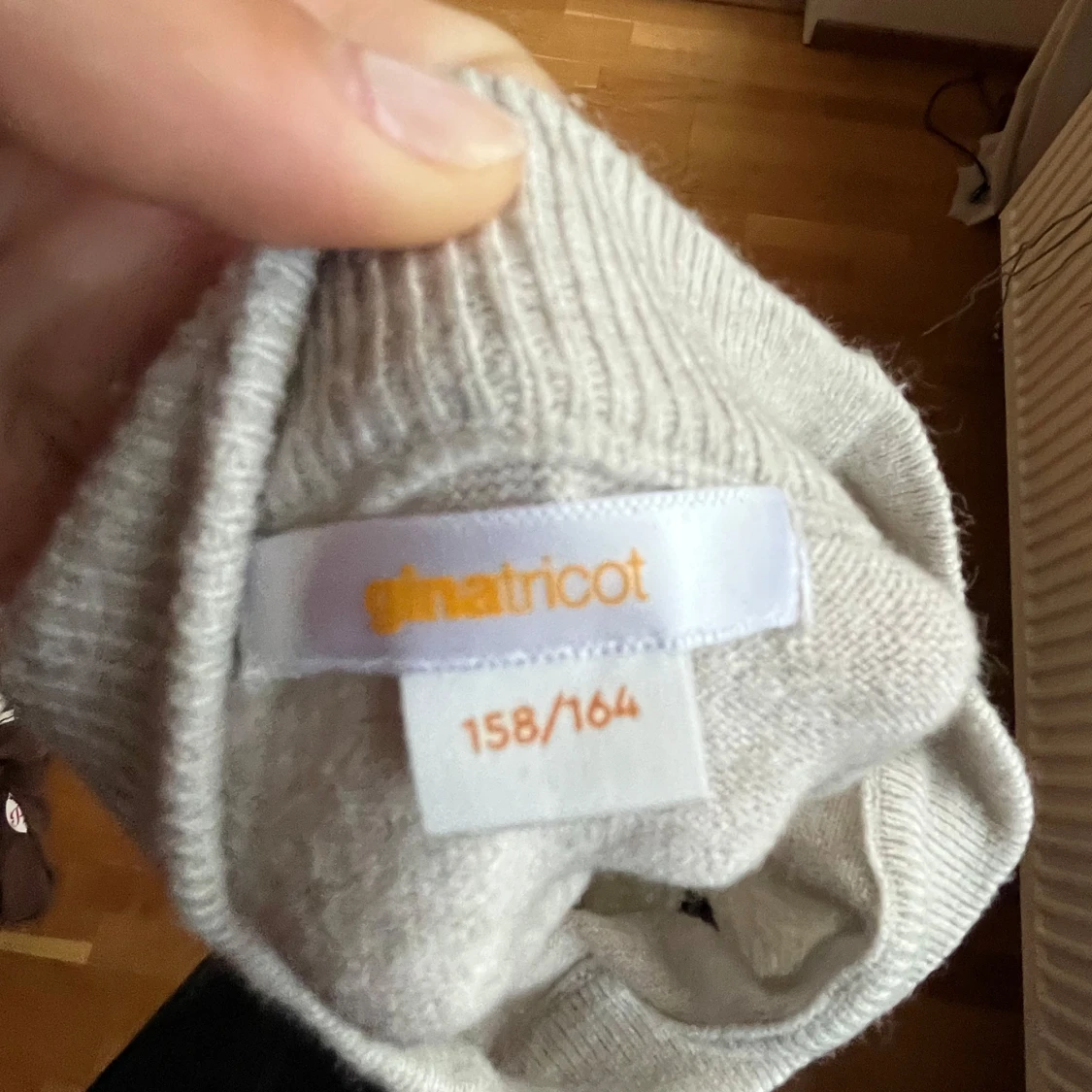 Beige tröja med text  - 3