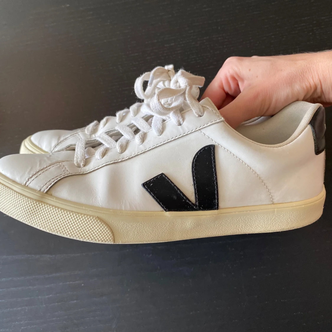 Vita Veja sneakers med svart V - 2