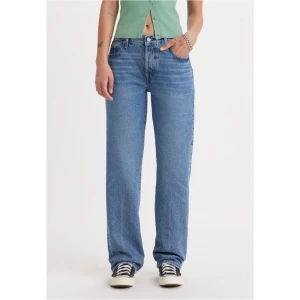 Levi's 501 90s - Klassiska Levi's 501 jeans i ljusblå denim med raka ben och knappgylf. Modellen är 501 90s, skitsnygg passform!! W28 L32. Säljer då de tyvärr är kort för mig som är 174.