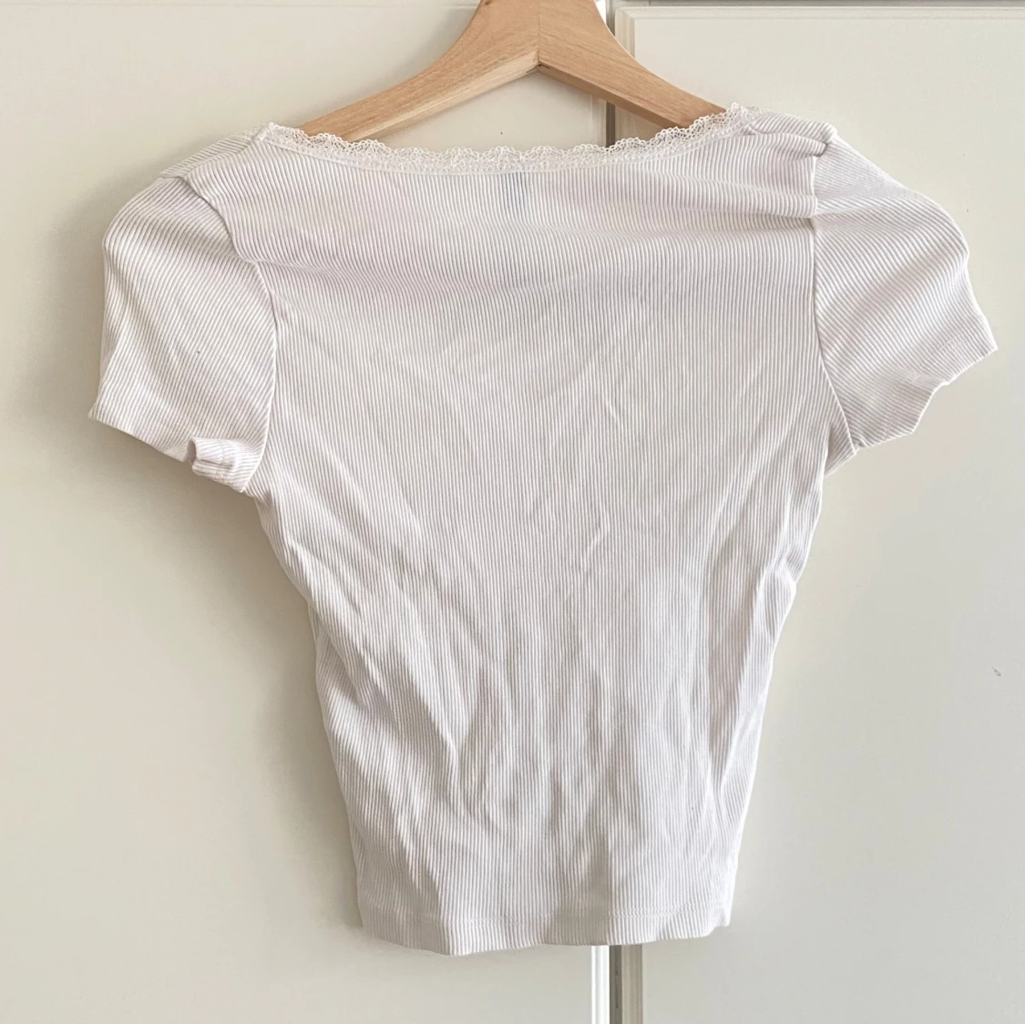 Vit ribbad topp med spets och rosett - 1